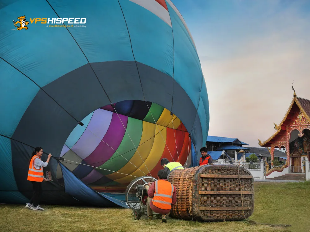 balloon tour_Get up in the cloud with VPS hispeed กลุ่มคนกำลังเตรียมบอลลูนขึ้น