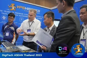ผู้ชายฝรั่งกำลังอธิบาย VPS ให้กับคนในอีเว้น